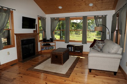 Riverfront Getaway with Mountain Views near the Shenandoah River in Virginia - Rileyville, Virginia - glamping.directory