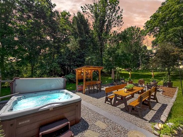 Spacious Cabin with Lovely Porch and Backyard in Maine - Bridgton, Maine - glamping.directory