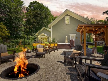 Spacious Cabin with Lovely Porch and Backyard in Maine - Bridgton, Maine - glamping.directory