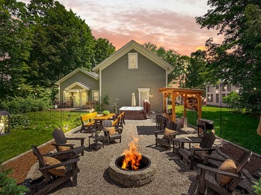 Spacious Cabin with Lovely Porch and Backyard in Maine - Bridgton, Maine - glamping.directory