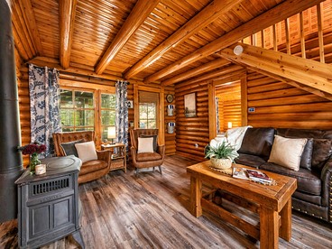 Spectacular Wooden Cabin with Hot-tub in Sevierville, Tennessee - Sevierville, Tennessee - glamping.directory