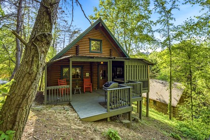 Spectacular Wooden Cabin with Hot-tub in Sevierville, Tennessee - Sevierville, Tennessee - glamping.directory