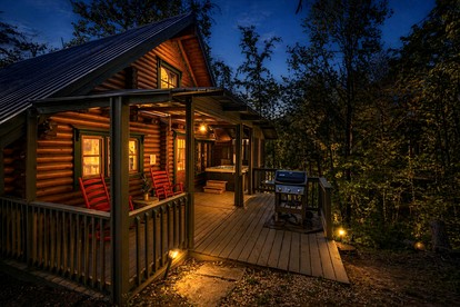 Spectacular Wooden Cabin with Hot-tub in Sevierville, Tennessee - Sevierville, Tennessee - glamping.directory