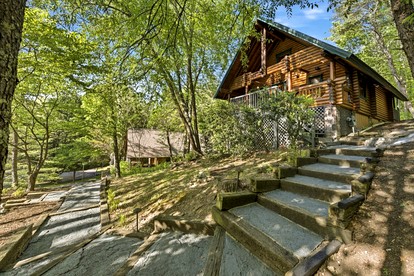 Spectacular Wooden Cabin with Hot-tub in Sevierville, Tennessee - Sevierville, Tennessee - glamping.directory