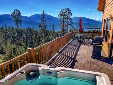 Spacious Cabin with Foosball Table and Jacuzzi in Grand Lake, Colorado - Grand Lake, Colorado - glamping.directory
