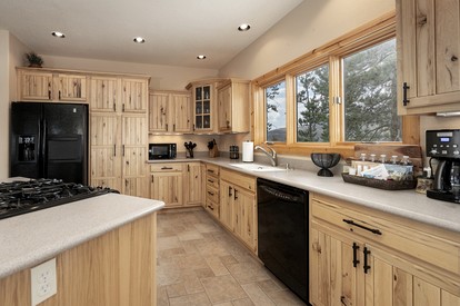 Spacious Cabin with Foosball Table and Jacuzzi in Grand Lake, Colorado - Grand Lake, Colorado - glamping.directory
