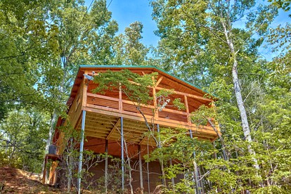 Elegant Gatlinburg Cabin Rental for a Romantic Getaway in Tennessee - glamping.directory