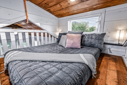 Cozy Tiny House near the Great Smoky Mountains for a Unique Getaway in Sevierville, Tennessee - Sevierville, Tennessee - glamping.directory
