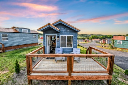 Cozy Tiny House near the Great Smoky Mountains for a Unique Getaway in Sevierville, Tennessee - Sevierville, Tennessee - glamping.directory