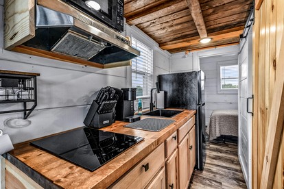 Cozy Tiny House near the Great Smoky Mountains for a Unique Getaway in Sevierville, Tennessee - Sevierville, Tennessee - glamping.directory