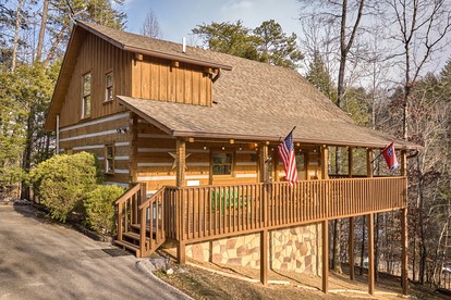 Rustic Cabin with Jacuzzi and Pool Table in Pigeon Forge, Tennessee - Pigeon Forge, Tennessee - glamping.directory