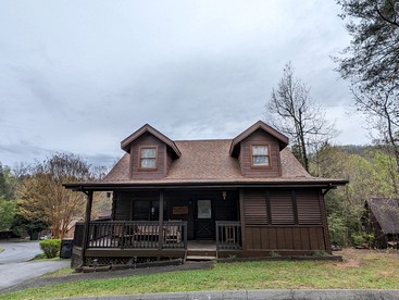 Rustic Cabin with Jacuzzi and Pool Table in Pigeon Forge, Tennessee - glamping.directory