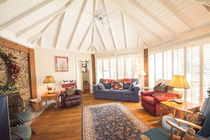 Superb Mountain Getaway near Cherokee National Forest in Reliance, Tennessee - Reliance, Tennessee - glamping.directory