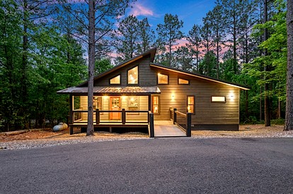 Cozy Luxury Cabin with Serene Forest Setting near Broken Bow Lake in Hochatown, Oklahoma - Broken Bow, Oklahoma - glamping.directory