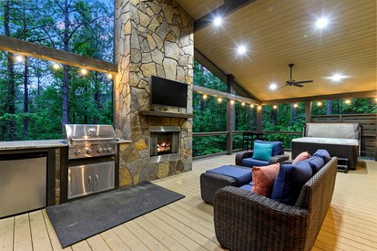 Cozy Luxury Cabin with Serene Forest Setting near Broken Bow Lake in Hochatown, Oklahoma - glamping.directory