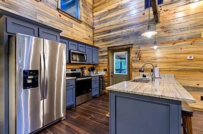 Cozy Luxury Cabin with Serene Forest Setting near Broken Bow Lake in Hochatown, Oklahoma - Broken Bow, Oklahoma - glamping.directory