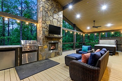 Cozy Luxury Cabin with Serene Forest Setting near Broken Bow Lake in Hochatown, Oklahoma - Broken Bow, Oklahoma - glamping.directory