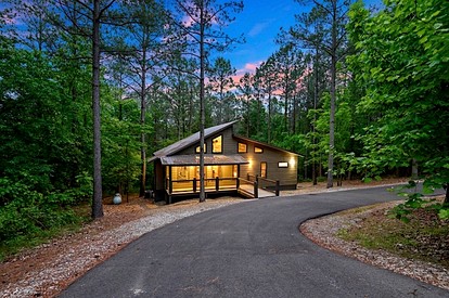 Cozy Luxury Cabin with Serene Forest Setting near Broken Bow Lake in Hochatown, Oklahoma - Broken Bow, Oklahoma - glamping.directory
