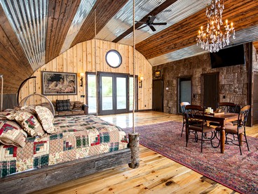 Gorgeous Vacation Cabin with Mountain Views near Cherokee National Forest, North Carolina - Sugar Grove, North Carolina - glamping.directory