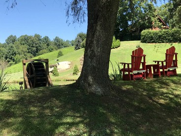 Gorgeous Vacation Cabin with Mountain Views near Cherokee National Forest, North Carolina - Sugar Grove, North Carolina - glamping.directory
