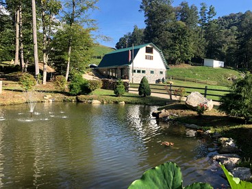 Gorgeous Vacation Cabin with Mountain Views near Cherokee National Forest, North Carolina - Sugar Grove, North Carolina - glamping.directory