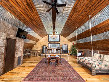Gorgeous Vacation Cabin with Mountain Views near Cherokee National Forest, North Carolina - Sugar Grove, North Carolina - glamping.directory