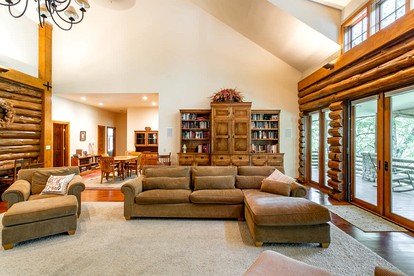 Beautiful Luminous Cabin with Deck and Indoor Spa Bath in Tennessee - Franklin, Tennessee - glamping.directory