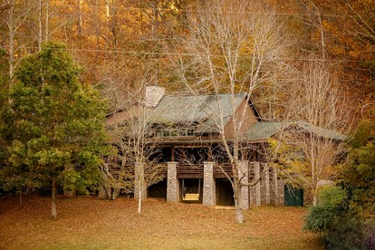 Beautiful Luminous Cabin with Deck and Indoor Spa Bath in Tennessee - glamping.directory