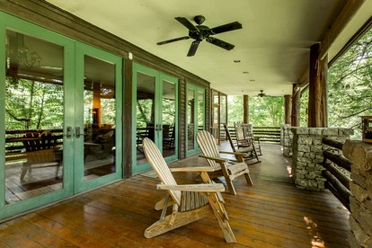 Beautiful Luminous Cabin with Deck and Indoor Spa Bath in Tennessee - Franklin, Tennessee - glamping.directory