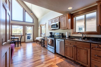 Inviting Vacation Cabin with Mountain Views near Glacier National Park, Montana - West Glacier, Montana - glamping.directory
