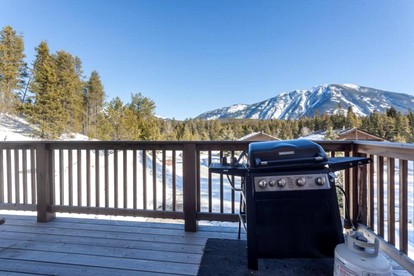 Inviting Vacation Cabin with Mountain Views near Glacier National Park, Montana - West Glacier, Montana - glamping.directory