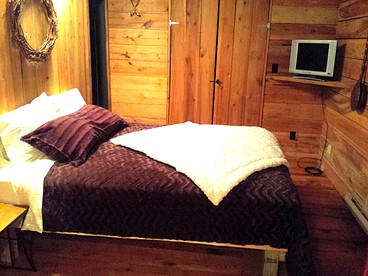 Charmingly Rustic Weekend Getaway in the Mountains near Pittsburgh, Pennsylvania - Champion, Pennsylvania - glamping.directory