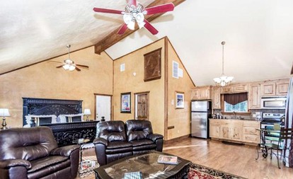 Charming Cabin Rental in Wine Country of Fredericksburg, Texas - Fredericksburg, Texas - glamping.directory