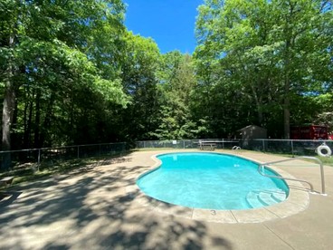 Family-Friendly Rental with Outdoor Pool in New Hampshire - Bartlett, New Hampshire - glamping.directory