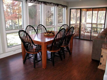 Cozy Vacation Rental for 14 Guests on Lake Cumberland in Kentucky - Bronston, Kentucky - glamping.directory