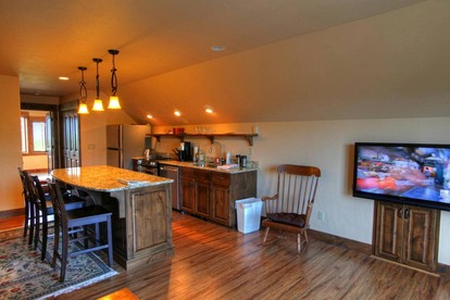 Deluxe Getaway Rental in a Mountain Cabin near Lake McDonald, Montana - West Glacier, Montana - glamping.directory