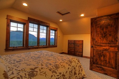 Deluxe Getaway Rental in a Mountain Cabin near Lake McDonald, Montana - West Glacier, Montana - glamping.directory