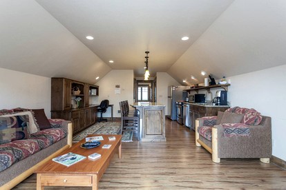 Deluxe Getaway Rental in a Mountain Cabin near Lake McDonald, Montana - West Glacier, Montana - glamping.directory