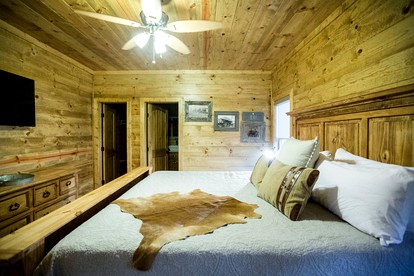 Deluxe Cabin Rental with a Game Room and Hot Tub near Hochatown, Oklahoma - Broken Bow, Oklahoma - glamping.directory