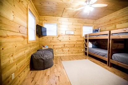 Deluxe Cabin Rental with a Game Room and Hot Tub near Hochatown, Oklahoma - Broken Bow, Oklahoma - glamping.directory