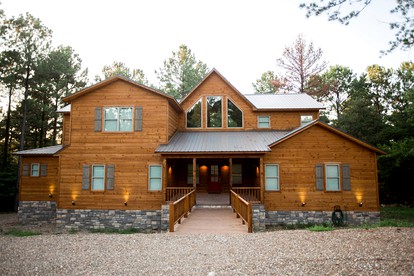 Deluxe Cabin Rental with a Game Room and Hot Tub near Hochatown, Oklahoma - glamping.directory