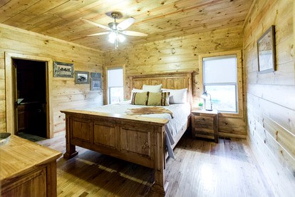 Deluxe Cabin Rental with a Game Room and Hot Tub near Hochatown, Oklahoma - Broken Bow, Oklahoma - glamping.directory