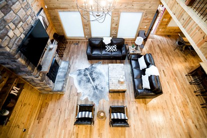 Deluxe Cabin Rental with a Game Room and Hot Tub near Hochatown, Oklahoma - Broken Bow, Oklahoma - glamping.directory