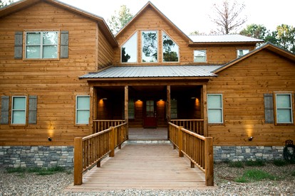 Deluxe Cabin Rental with a Game Room and Hot Tub near Hochatown, Oklahoma - Broken Bow, Oklahoma - glamping.directory