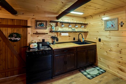 Gorgeous Rustic Cabin with Hot Tub for Romantic Getaway near Gatlinburg, Tennessee - Sevierville, Tennessee - glamping.directory