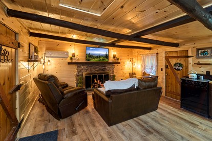 Gorgeous Rustic Cabin with Hot Tub for Romantic Getaway near Gatlinburg, Tennessee - Sevierville, Tennessee - glamping.directory