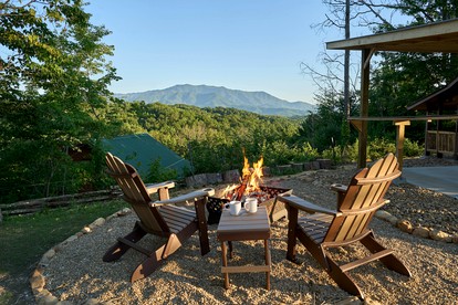 Gorgeous Rustic Cabin with Hot Tub for Romantic Getaway near Gatlinburg, Tennessee - Sevierville, Tennessee - glamping.directory