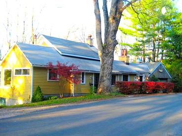 Luxurious Riverfront Cottage with a Hot Tub and a Fireplace near the Twin Lakes, Connecticut - Canaan, Connecticut - glamping.directory