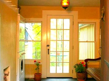 Luxurious Riverfront Cottage with a Hot Tub and a Fireplace near the Twin Lakes, Connecticut - Canaan, Connecticut - glamping.directory