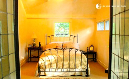 Luxurious Riverfront Cottage with a Hot Tub and a Fireplace near the Twin Lakes, Connecticut - Canaan, Connecticut - glamping.directory